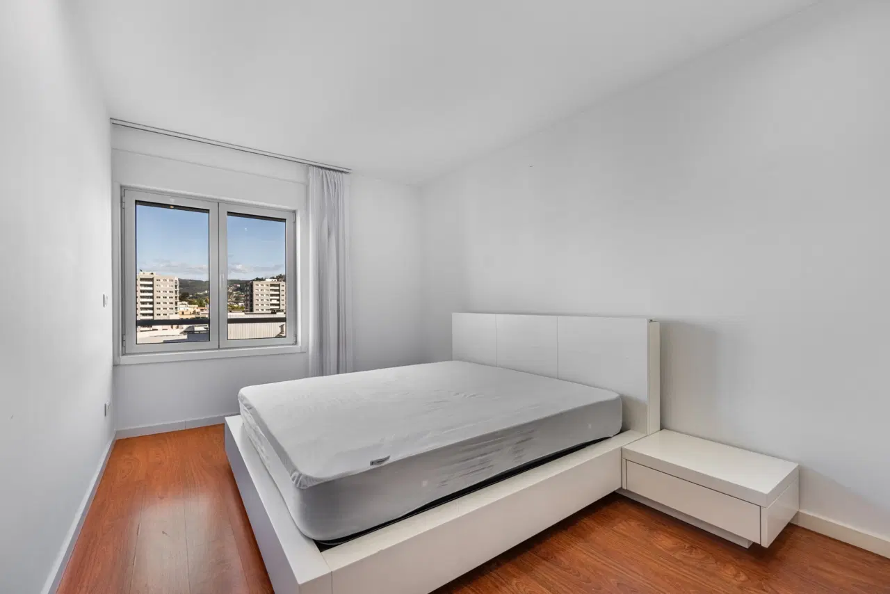 Apartamento T2 RENOVADO com Garagem Fechada e Varanda — 10