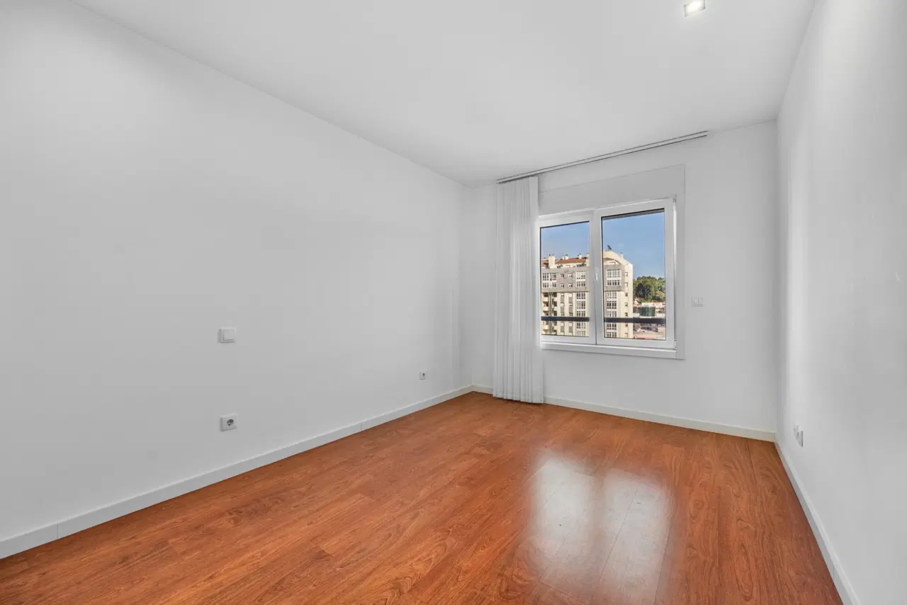 Apartamento T2 RENOVADO com Garagem Fechada e Varanda — 14