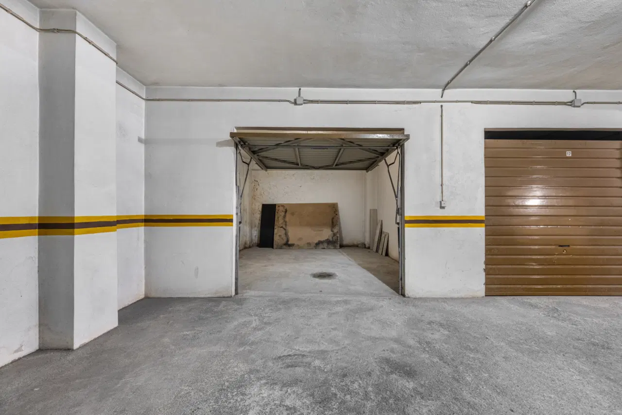 Apartamento T2 RENOVADO com Garagem Fechada e Varanda — 17