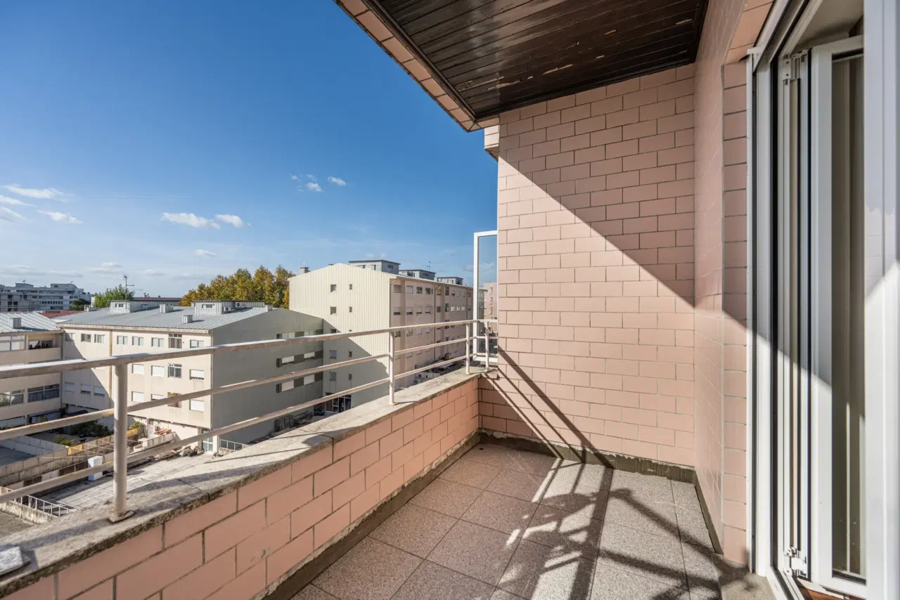 Apartamento T2 RENOVADO com Garagem Fechada e Varanda — 5