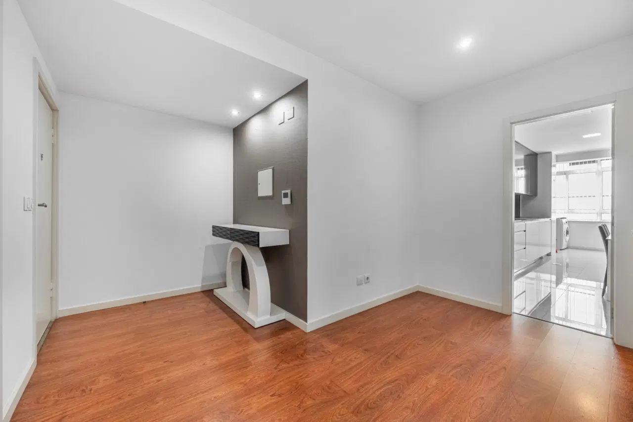 Apartamento T2 RENOVADO com Garagem Fechada e Varanda — 3