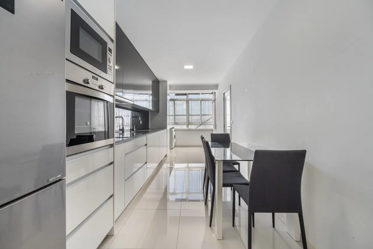 Apartamento T2 RENOVADO com Garagem Fechada e Varanda — 6